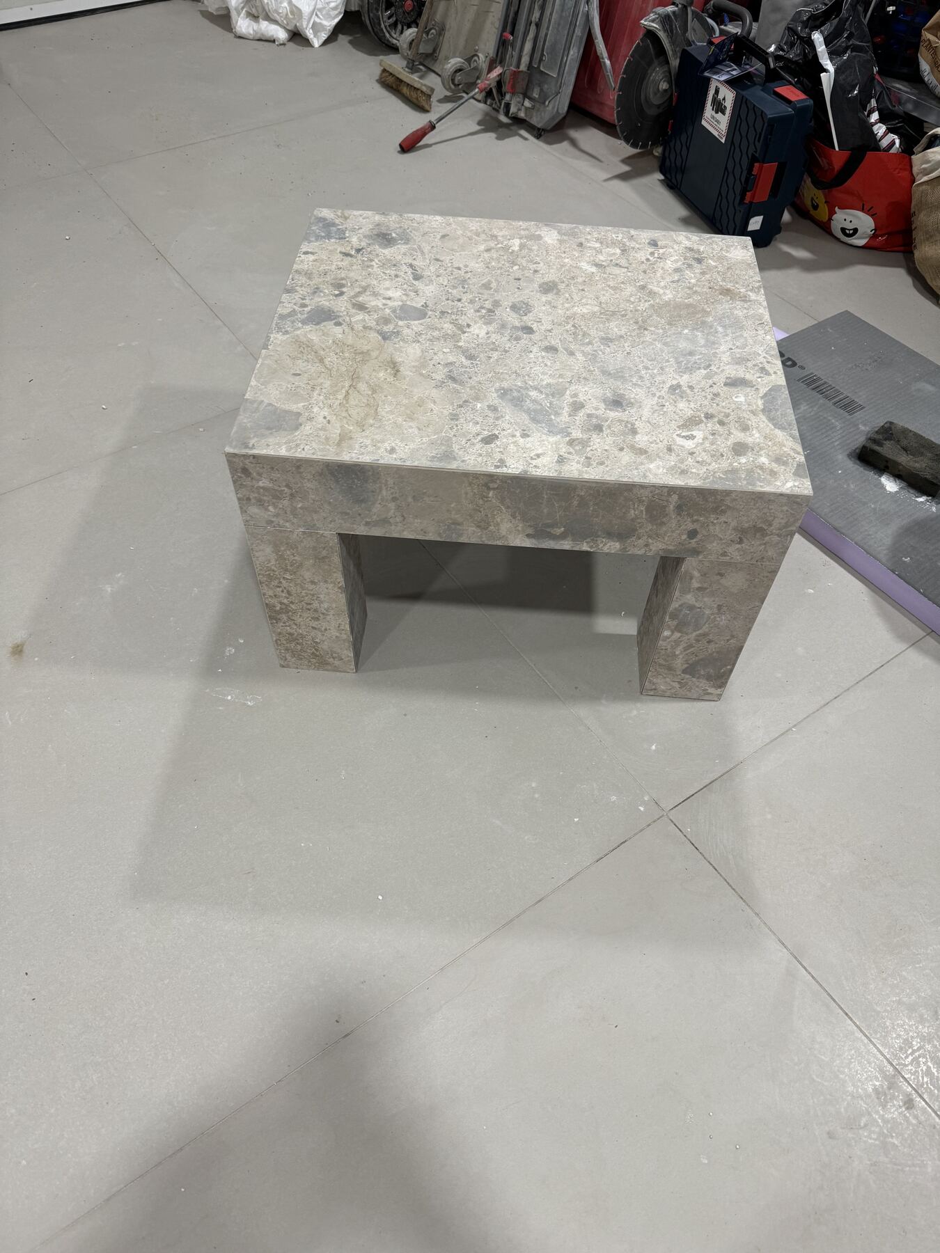 Réalisation ACC Carrelage — Table basse sur mesure