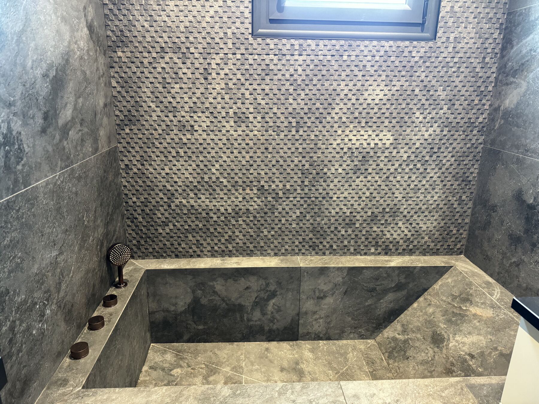 Réalisation ACC Carrelage — Baignoire intégralement carrelée / incrustée